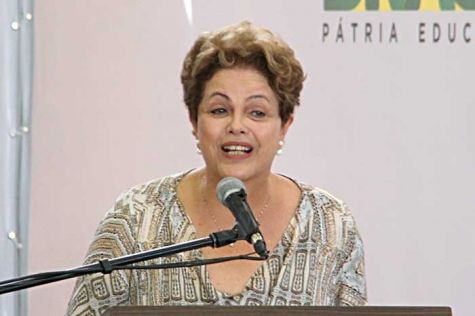 Popularidade baixa, problemas nas contas do governo e impeachment assombraram o ano de Dilma