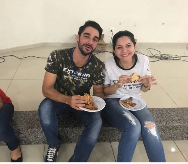 Acervo pessoal - Juliana e Carlos, quando amigos, comendo pizza 